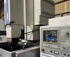 「納期がない」「他社で断られた」放電加工の緊急対応はお任せください。大型機複数台・電極内製・土日稼働により、最短即日着手・1〜3日での納品を実現します。HRC60焼入れ材や金型補修も対応可能。まずはお電話・メールで空き状況をご確認ください。