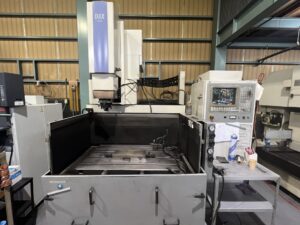 形彫放電加工機と加工槽（愛知県尾張旭市の自社工場）