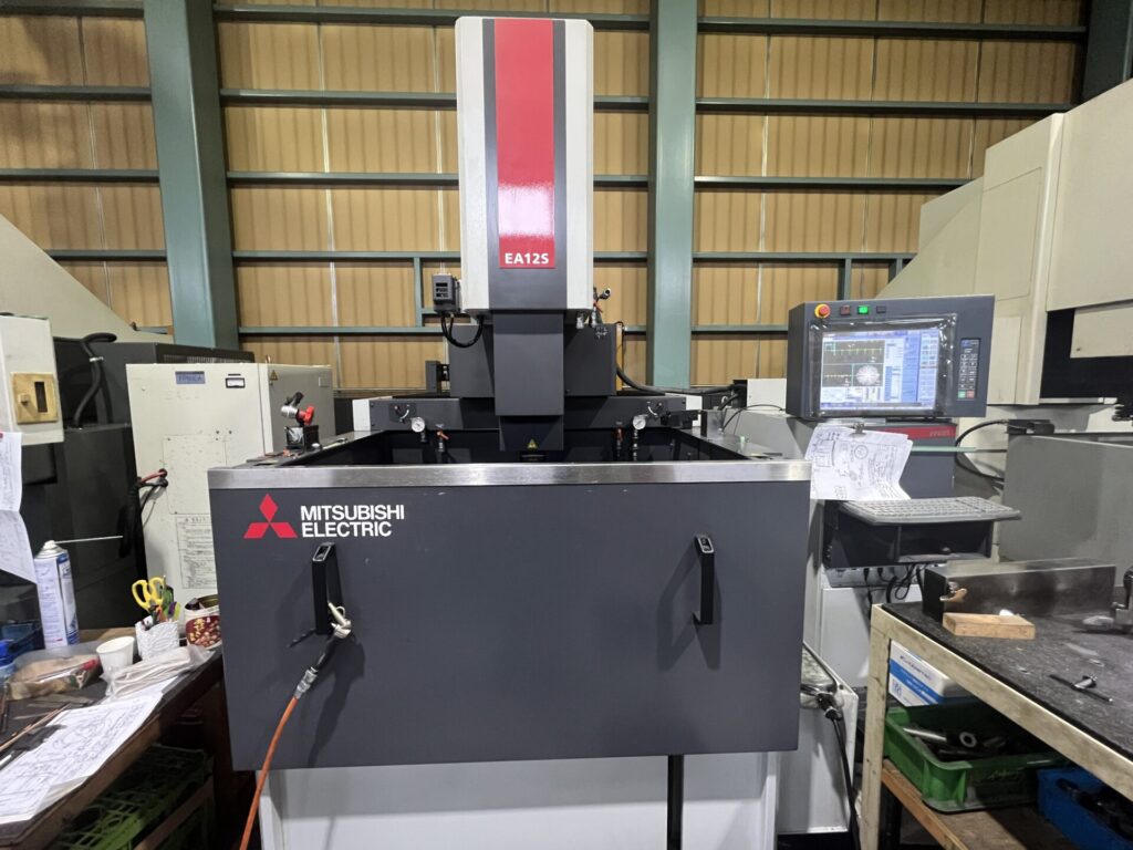 形彫放電加工機 