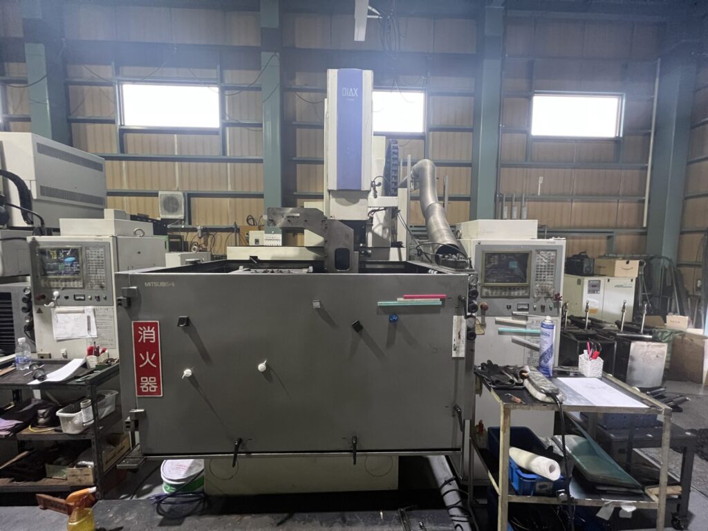 大型ワークに対応する加工槽を備えた自社の形彫放電加工機