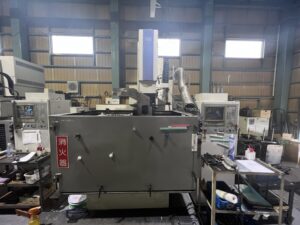 放電加工機が並ぶ自社工場の設備
