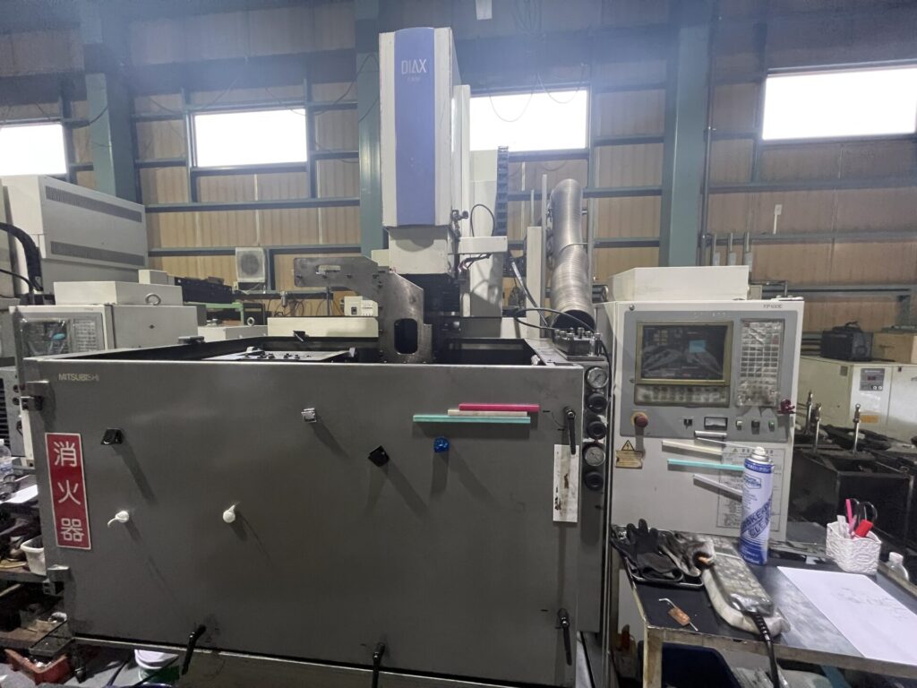 工場内の放電加工機