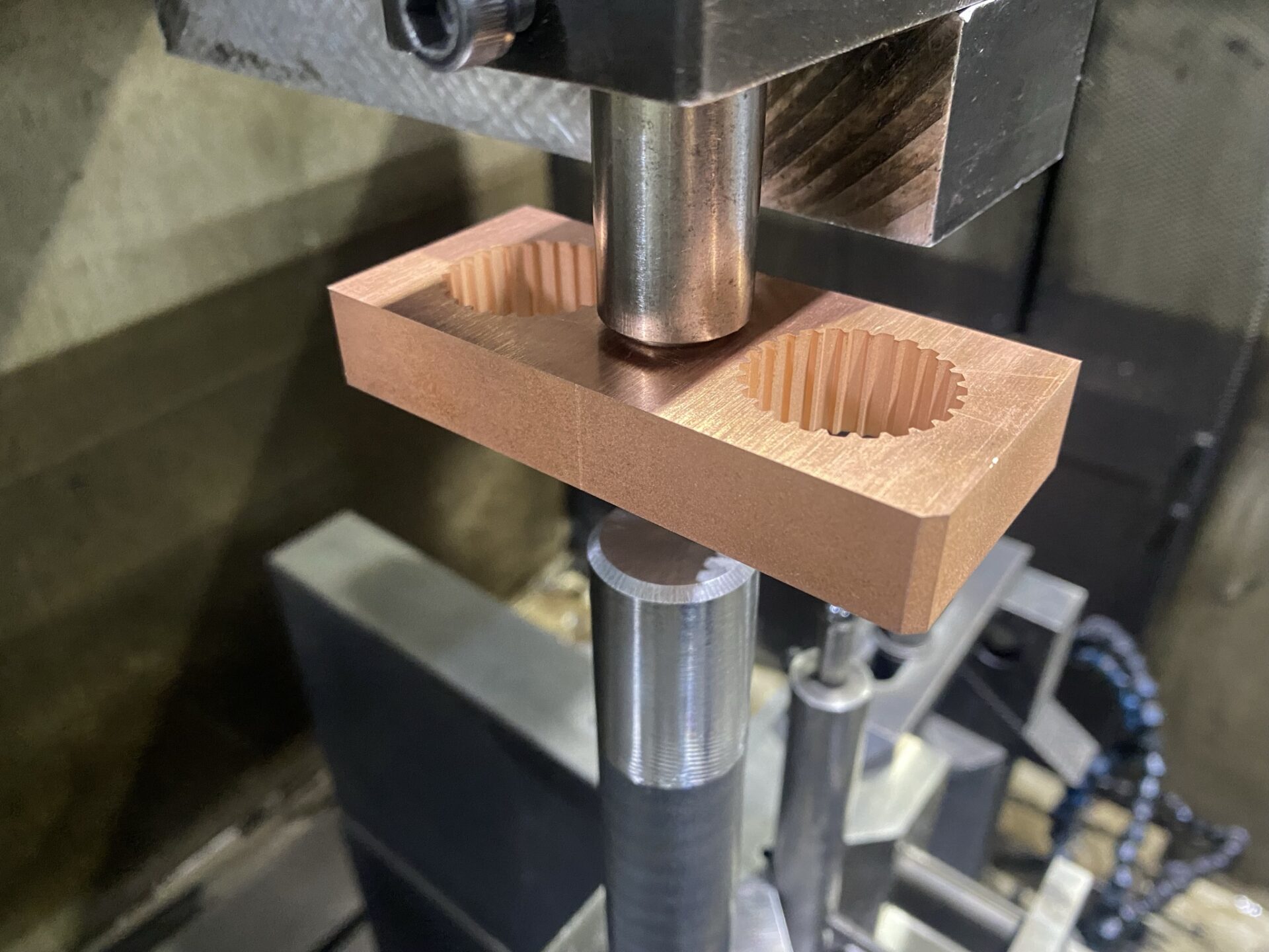 複雑な形状の内歯車（インターナルギア）の放電加工事例