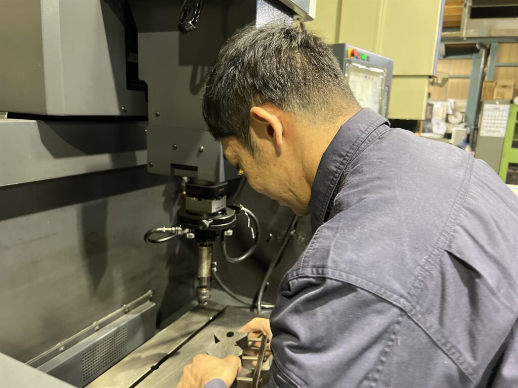 形彫放電加工機の加工ヘッドと電極