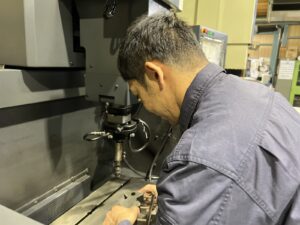 形彫放電加工機の加工ヘッドと電極