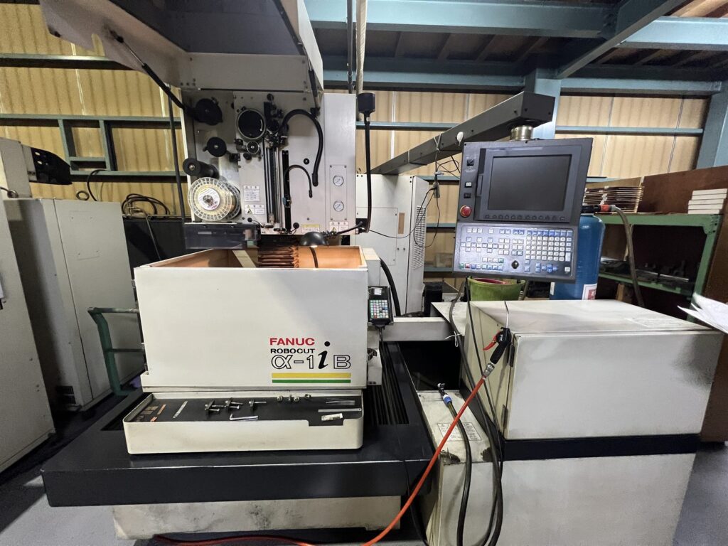 FANUC ROBOCUTワイヤー放電加工機で複雑形状を切り出している様子