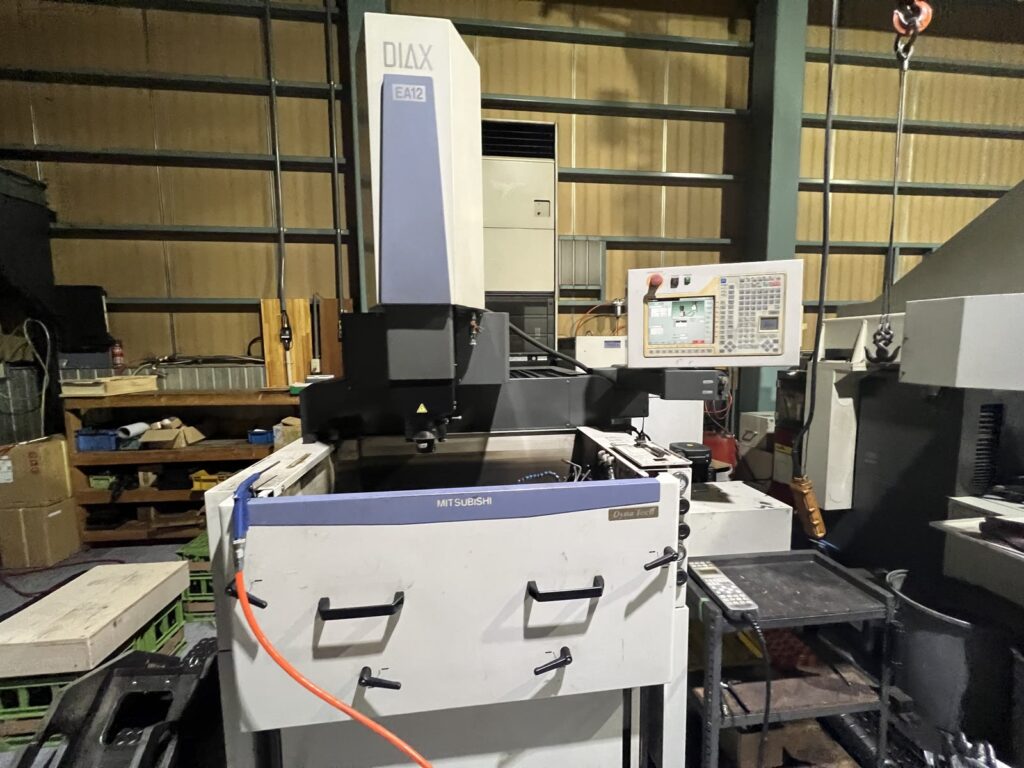 社内の形彫放電加工機（三菱DIAX EA12）