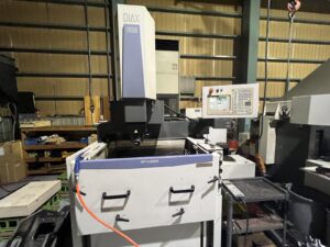 社内の形彫放電加工機（三菱DIAX EA12）