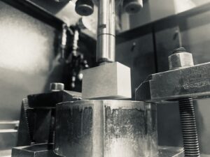 放電加工機上のワーククランプ